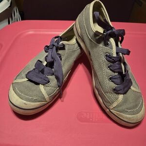 Simple Women's Size 7.5 Gray  W/ Purple Laces Up Low Top Casual Comfort Shoes